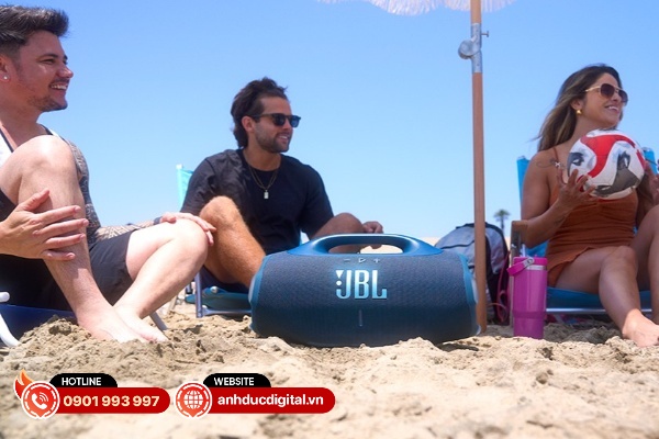 JBL Boombox 4 được thiết kế lại và sở hữu hệ thống loa trầm kép lớn, hai loa âm cao và ba bộ tản âm thụ động đặc biệt