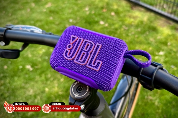 JBL Go 5 về cơ bản vẫn giữ nguyên thiết kế nhỏ gọn, vuông vức và bo tròn như Go 4