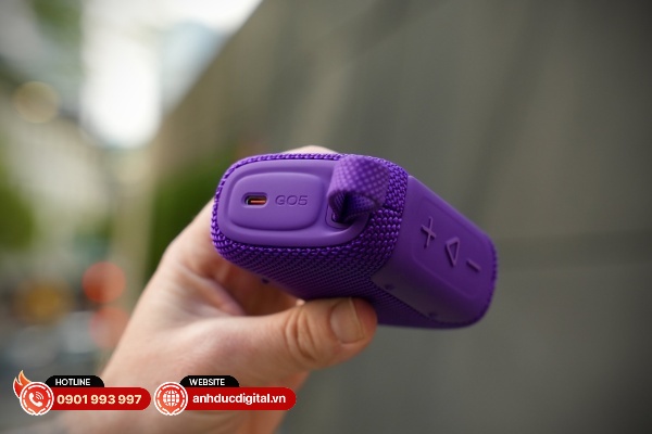 Người dùng có thể phát nhạc với JBL Go 5 từ thiết bị di động bằng cổng USB-C