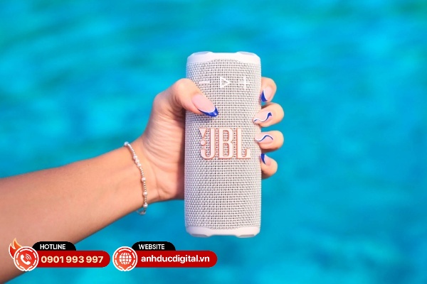 JBL Grip sở hữu một thiết kế khá đặc biệt và nó đúng với cái tên của mình – cầm nắm