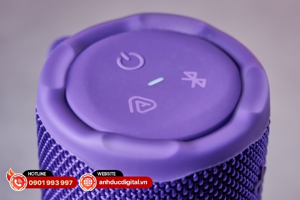 Bộ ba nút nguồn, Auracast và ghép nối sẽ nằm ở mặt trên với phần che phủ được làm bằng cao su