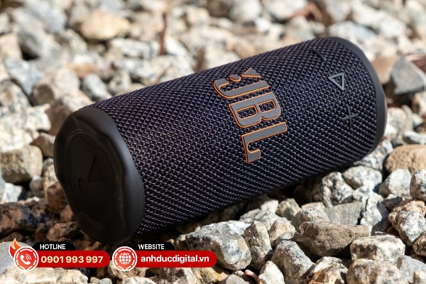 JBL Grip thể hiện âm trống và giọng hát rõ ràng trong một bản phối tương đối hài hòa