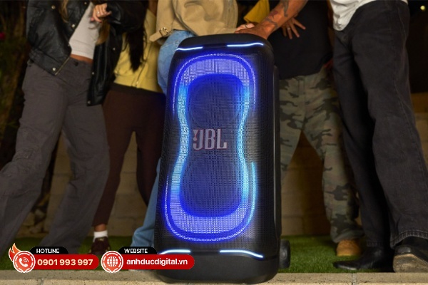 JBL PartyBox 330 đạt tổng công suất âm thanh tối đa 280W, cung cấp vùng âm đủ rộng cho những buổi tiệc ngoài trời