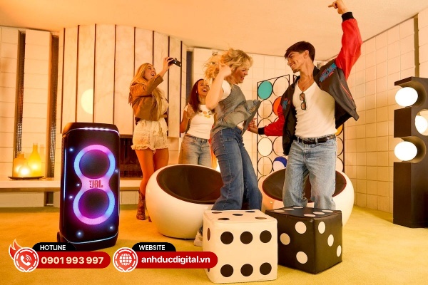 JBL PartyBox 720 có phần quai xách rộng và phần chân đế có bánh xe