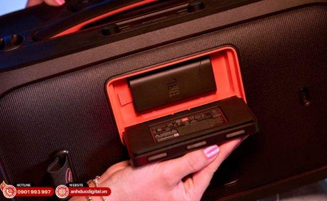 Với pin 15 giờ và hỗ trợ thay pin, JBL PartyBox On-The-Go 2 luôn sẵn sàng cho cuộc vui dài