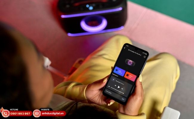 Tính năng Smart Key Change giúp JBL PartyBox On-The-Go 2 hỗ trợ hát karaoke dễ hơn, đúng tông hơn.