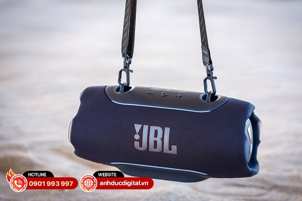 Chiếc loa vẫn sở hữu thiết kế dạng trụ tròn với dải đèn LED nháy theo nhạc đẹp mắt