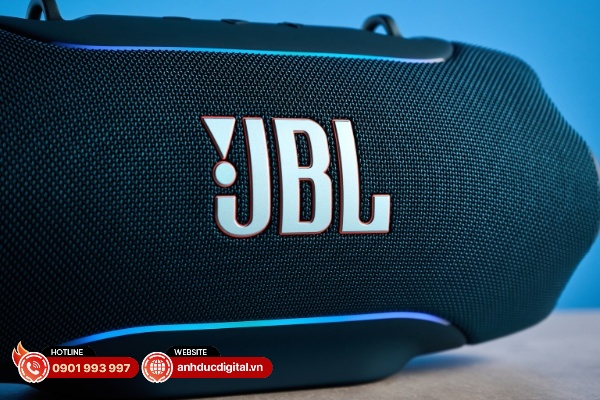 JBL Xtreme 5 giữ nguyên thiết kế tổng thể như phiên bản tiền nhiệm với nhiều đường nét mạnh mẽ và táo bạo