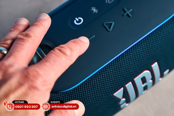 Hệ thống điều khiển của JBL Xtreme 5 đều có cảm giác bấm tốt và dễ sử dụng