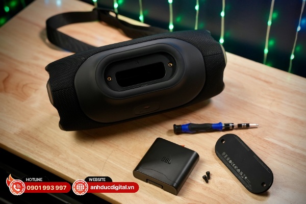 JBL vẫn cho phép người dùng có thể thay pin như trên bản tiền nhiệm