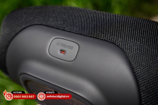 Cổng USB-C này vừa có thể dùng để sạc loa, vừa dùng để sạc ngược cho điện thoại