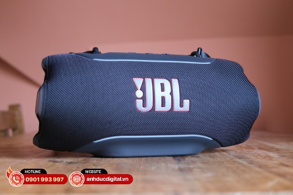 JBL Xtreme 5 có thể hoạt động liên tục đến 30 tiếng với đèn LED được bật cùng