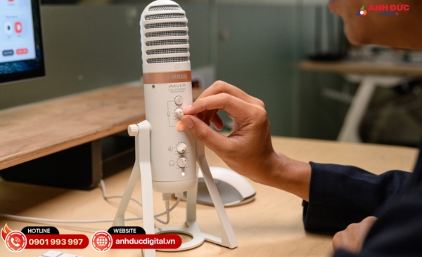Micro là công cụ quan trọng cần có trong phòng thu để ghi lại giọng hát hay nhạc cụ