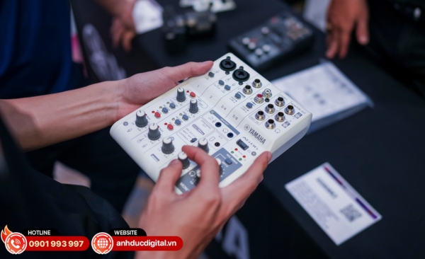 Mixer cũng là thiết bị không thể thiếu giúp trộn, cân bằng và điều chỉnh âm thanh khác nhau