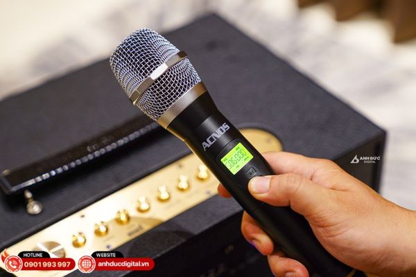 Micro UHF ổn định giúp hát karaoke tự tin, hạn chế hú và giữ âm thanh trong trẻo hơn
