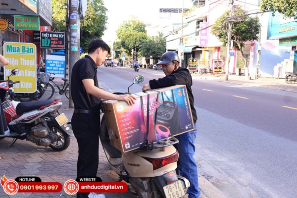 Giao hàng nhanh chóng, đảm bảo sản phẩm đến tay khách hàng đúng hẹn