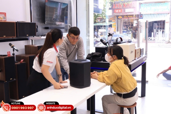 Đội ngũ tư vấn luôn hỗ trợ khách hàng tận tình, giúp lựa chọn mẫu loa phù hợp với nhu cầu và không gian sử dụng