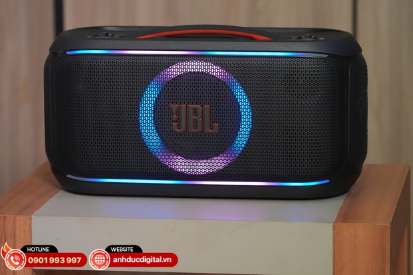 JBL PartyBox On-The-Go 2 là loa karaoke đeo vai tiện lợi, âm thanh mạnh mẽ cùng micro không dây sẵn sàng khuấy động mọi bữa tiệc