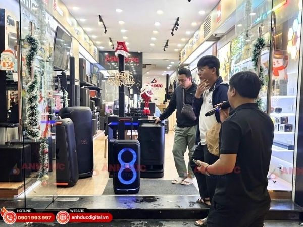 Micro đặt cách miệng 10–15cm cho âm thanh rõ, không vỡ tiếng