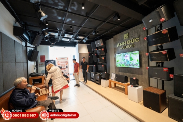 Khách hàng được trải nghiệm thực tế và chốt phương án loa phù hợp trước khi lắp đặt