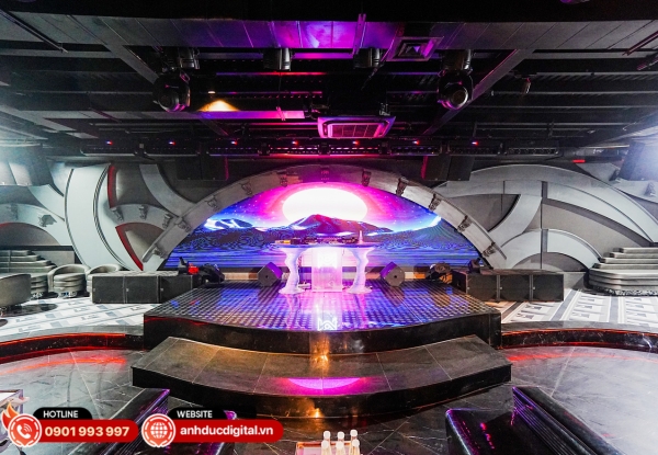 Hệ thống màn hình LED tại Moat Club được thi công hiện đại, mang đến hiệu ứng hình ảnh sống động cho không gian giải trí