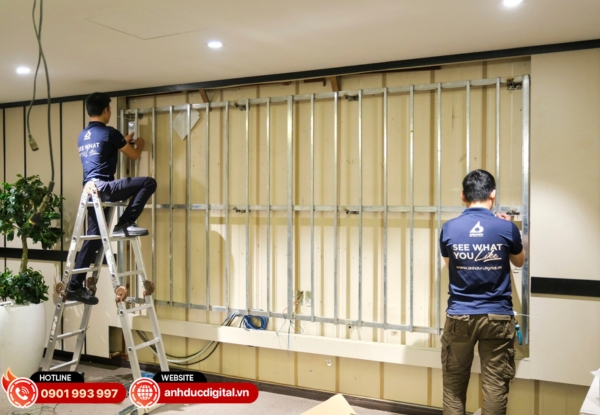 Lắp đặt LED gọn gàng, chuyên nghiệp, không ảnh hưởng bố cục nhà hàng cafe