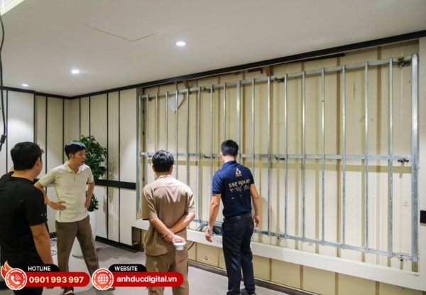 Đội ngũ kỹ thuật phân tích bố cục để tối ưu vị trí lắp đặt LED