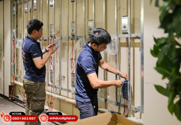 Đội ngũ thi công Anh Đức Audio chuyên nghiệp, giàu kinh nghiệm, đảm bảo lắp đặt màn hình LED chuẩn kỹ thuật, thẩm mỹ cao và vận hành ổn định