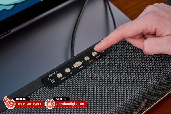 Thay vì sử dụng hệ thống núm xoay, Heston 60 được trang bị hệ thống các nút bấm điều khiển dễ sử dụng