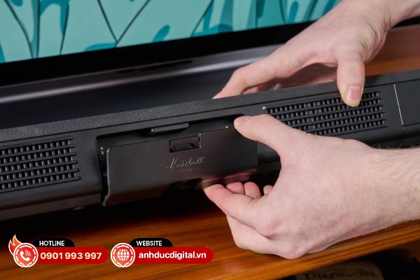 Người dùng mở nắp che để kết nôi với TV bằng cổng HDMI