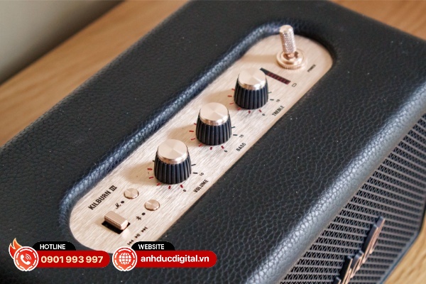 Hệ thống điều khiển trên Kilburn III bao gồm núm xoay và công tắc với đèn chỉ báo rất hoài cổ nhưng trực quan