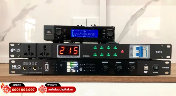 Kiểm soát tín hiệu tổng thể bằng amply/mixer giúp âm thanh ổn định, cân bằng và giảm hú rít hiệu quả