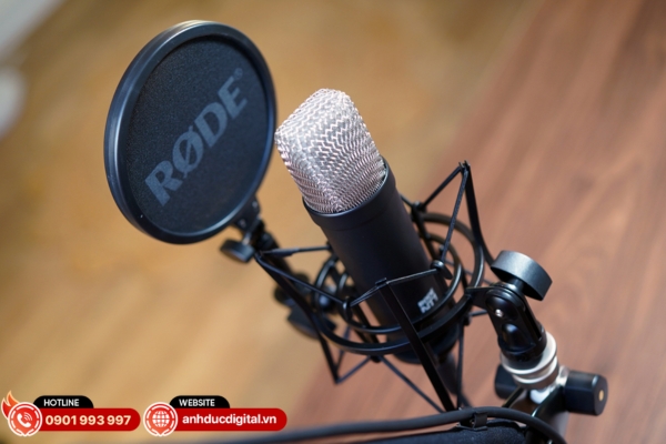 micro-hat-livestream-13