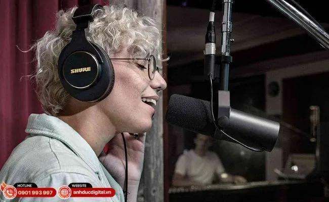 Tận dụng quần áo và rèm vải dày để làm "cabin thu âm" tạm thời cực hiệu quả