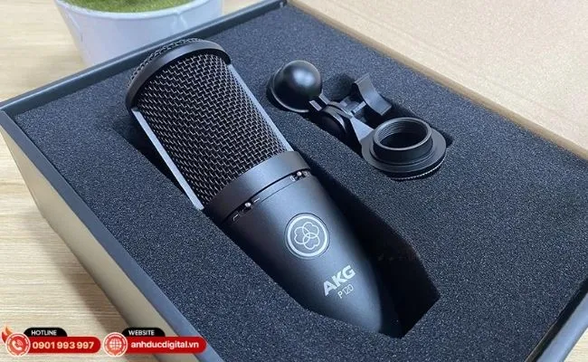 AKG P120 sở hữu thiết kế kim loại chắc chắn cùng bộ lọc cắt trầm hiện đại