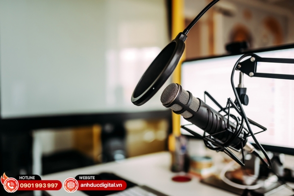 Đầu tư phụ kiện như pop filter, boom arm và foam filter giúp micro podcast thu âm rõ ràng, giảm tạp âm và ổn định thiết bị