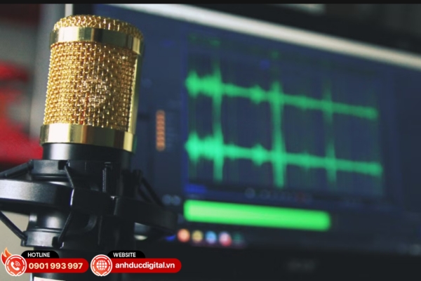 Tiếng thu bị méo và vỡ khi nói lớn, làm giảm độ rõ và chất lượng bản thu podcast