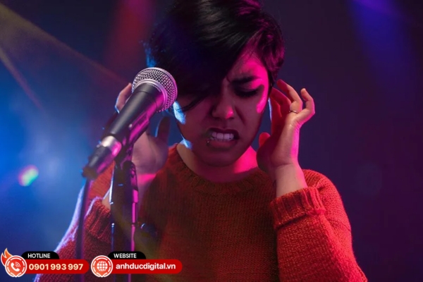 Micro bị hú, feedback gây khó chịu và làm gián đoạn quá trình thu podcast