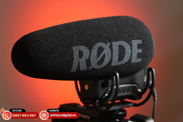 Rode VideoMic Pro+ là micro shotgun chuyên nghiệp mang đến âm thanh mạnh mẽ, chống rung hiệu quả, phù hợp cho vlog và quay phim chất lượng cao