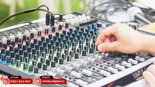 Mixer analog cân chỉnh thủ công, ít tính năng và phụ thuộc nguồn điện ổn định