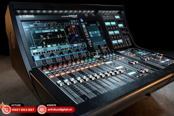 Yamaha DM7 là mixer chuyên nghiệp cao cấp, hỗ trợ 120 kênh và tích hợp Dante cho hệ thống âm thanh sân khấu lớn