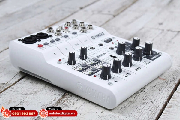 Mixer karaoke là thiết bị trộn và xử lý âm thanh, giúp cân chỉnh micro, nhạc nền và hiệu ứng để tiếng hát rõ ràng, mượt mà hơn