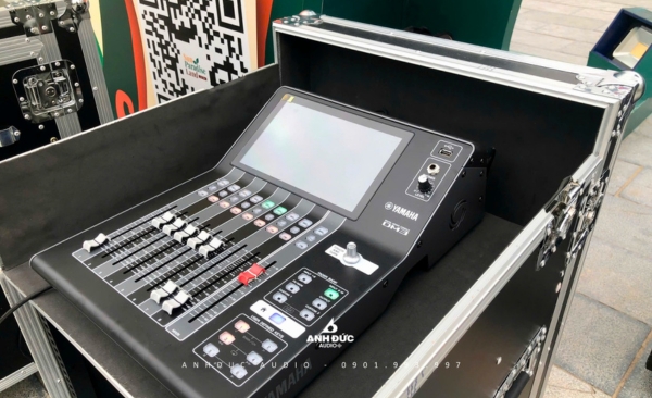 Khi chọn mixer sân khấu sự kiện nên ưu tiên mixer có công suất lớn, số lượng kênh phong phú, độ ổn định cao...