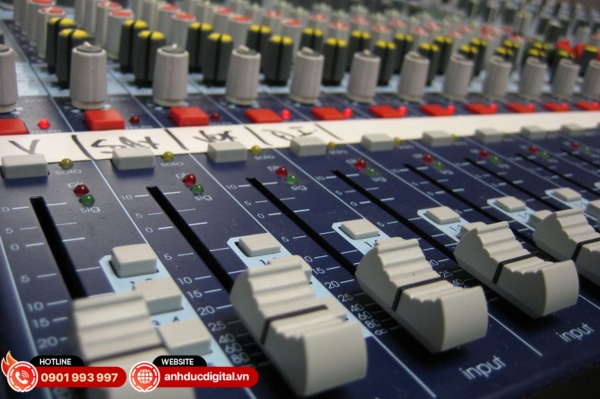 Mỗi bàn mixer đều có nút EQ, Gain và Volume để điều chỉnh âm thanh 