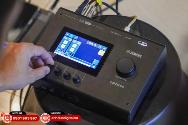 Yamaha URX44 là audio interface cao cấp, phù hợp cho thu âm và livestream chuyên nghiệp với hiệu suất ổn định