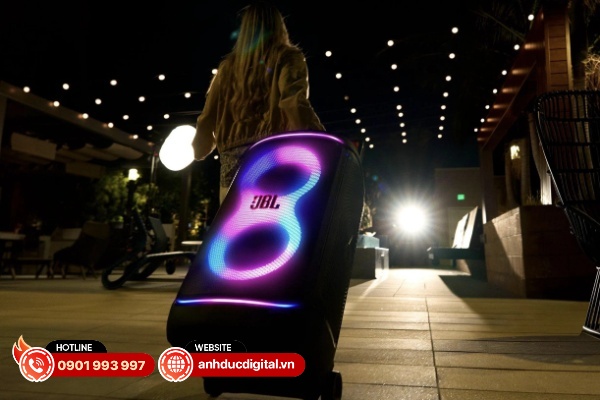 JBL PartyBox Stage 520 được trang bị tay cầm dạng ống lồng và bánh xe rộng rất chắc chắn