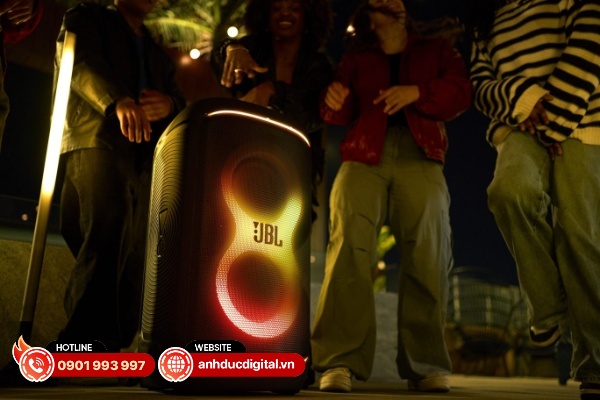 JBL PartyBox Stage 520 có khả năng phát nhạc chất lượng qua thông qua cổng USB-C và có thêm chế độ hát karaoke