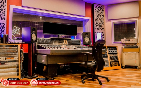 Không gian phòng thu âm hiện đại, trang bị đầy đủ thiết bị chuyên nghiệp, tối ưu chất lượng ghi âm cho cá nhân và nhóm