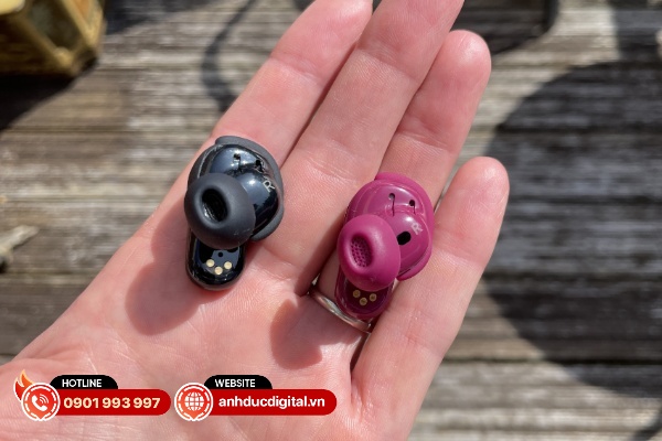 Bose đã bổ sung một miếng bảo vệ dưới dạng lưới lọc để ngăn ráy tai rơi vào cụm tai nghe bên trong
