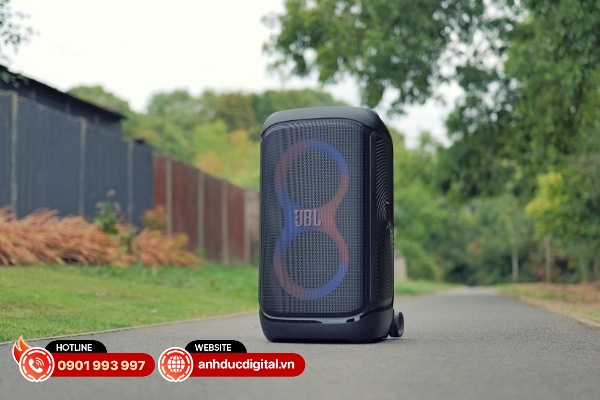 JBL PartyBox 520 sở hữu phần thân vỏ được làm bằng nhựa đen chắc chắn, có phần lưới loa kim loại bọc ở mặt trước